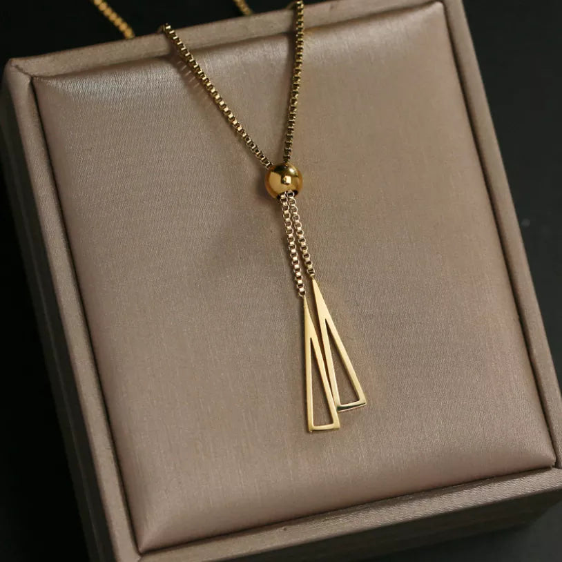 Halsband med hänge i guld med tofs