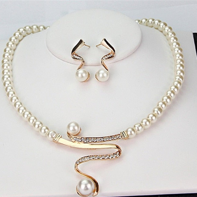 Set med halsband och örhängen med naturpärlor
