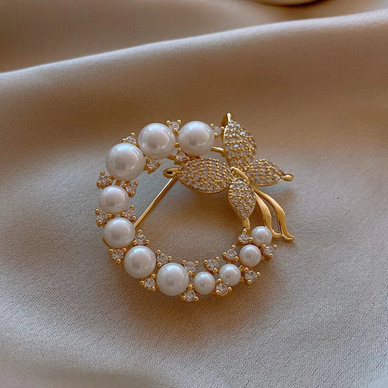 Vintage Sommerfuglebroche med perler og Diamanter i Guld