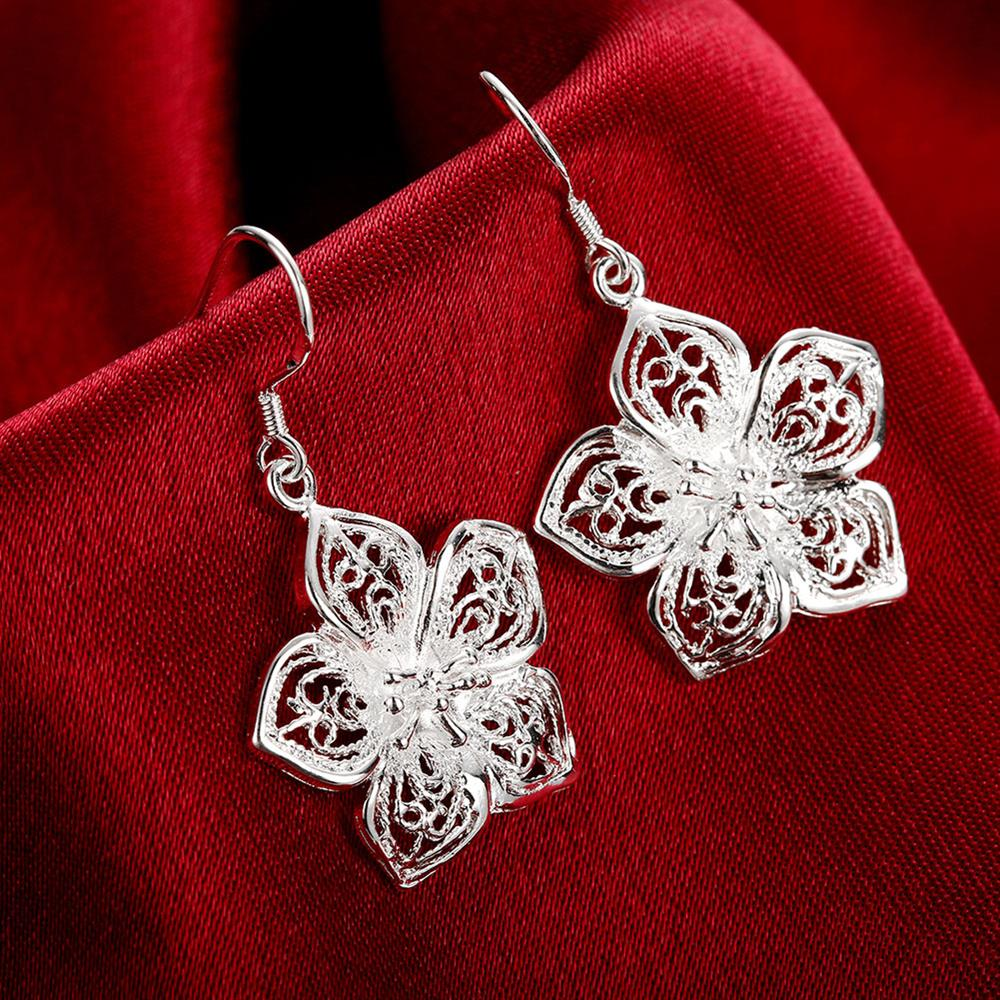 Örhängen med strålande blommor i silver