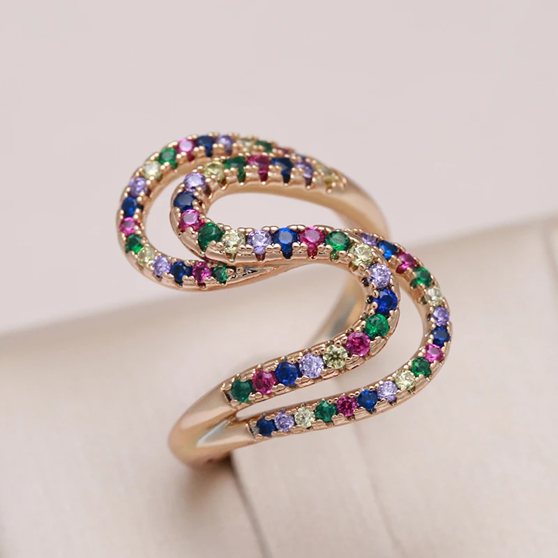 Elegant ring gjord av färgglad cubic zirconia