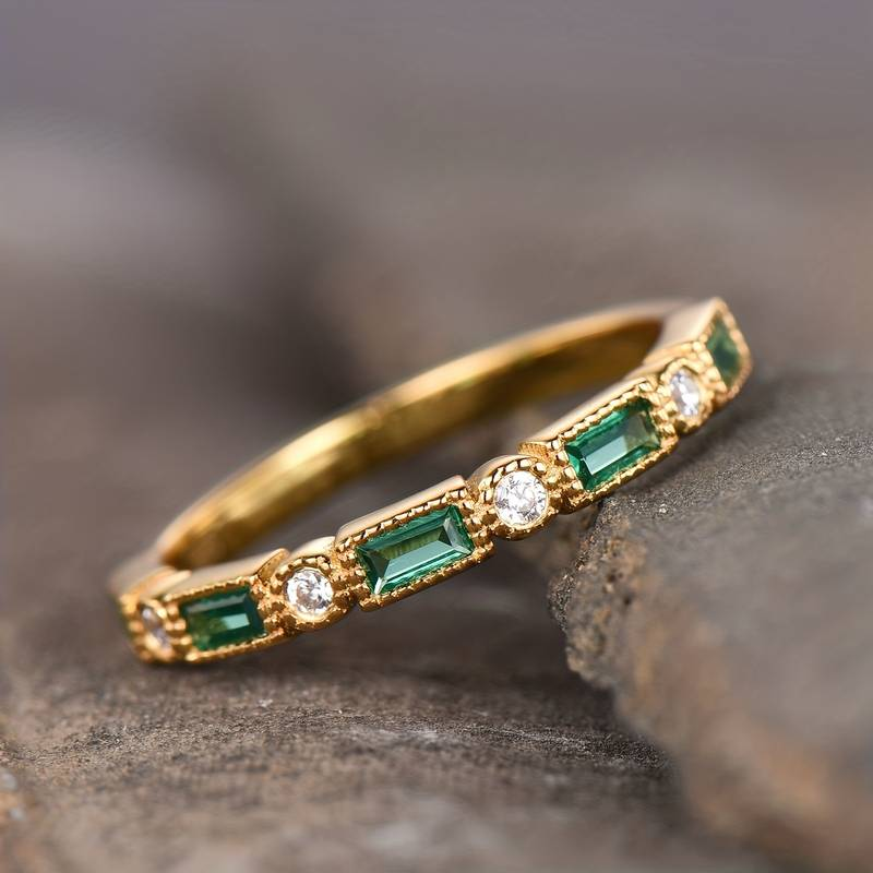 Vintage ring i guld med grön inlagd zirkonia