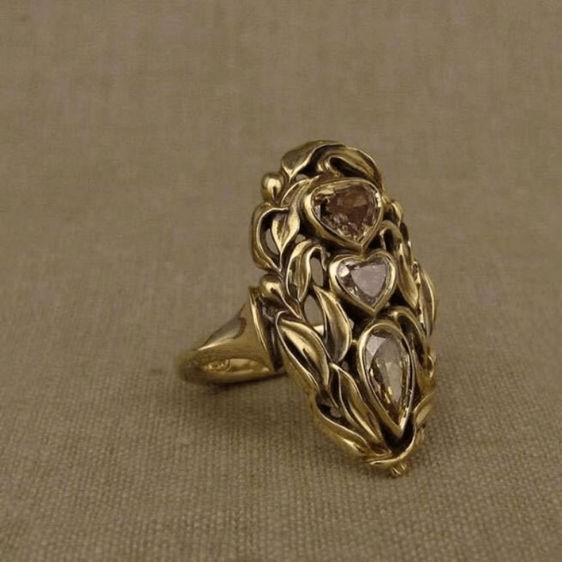 Ring med ihåliga hjärtan i guld