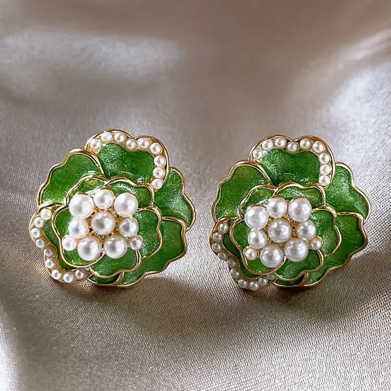 Örhängen i grön emalj med eleganta pärlor
