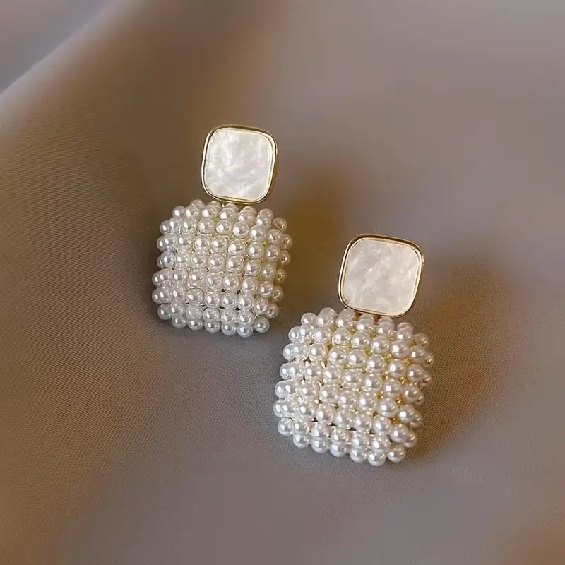 Fyrkantiga örhängen med eleganta pärlor