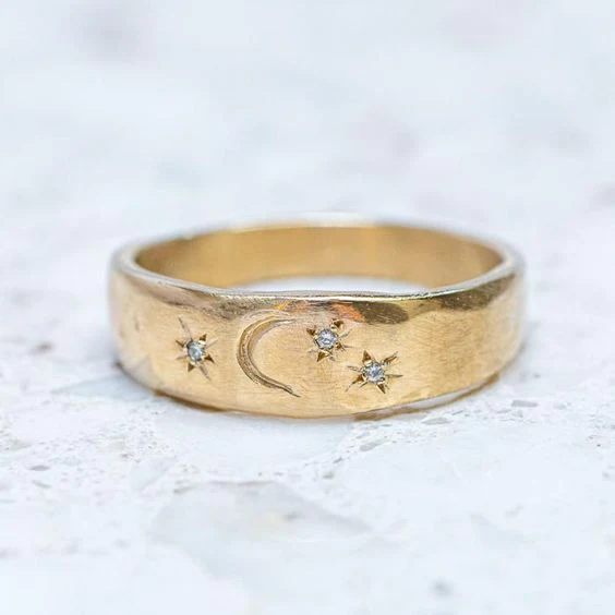 Vintage ring i guld med stjärnklar natt
